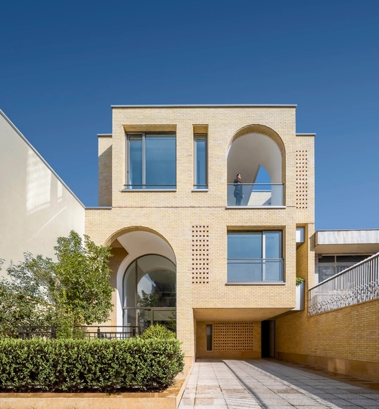 2 IVANs, 2 CASAs / HAMAAN Studio - Fotografía exterior, Apartamentos, Fachada, Escaleras, Puerta