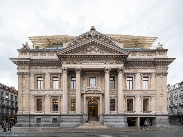 Edifício Público BeursBourse / Bureau d’Etudes en Architectures Urbaines + Popoff architects + Robbrecht en Daem architecten - Fotografia de Exterior, Renovação, Porta, Fachada, Pilar