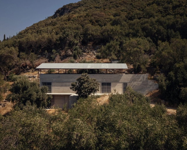 Casa no Bosque de Oliveiras / Invisible Studio - Casas