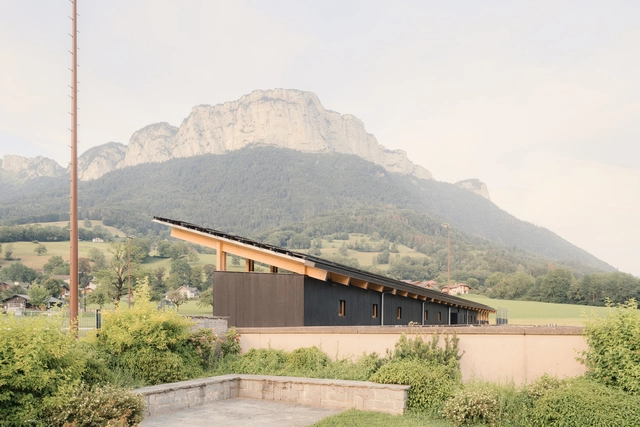 Vestiaires and Club House Sport Facilities / Anthony Laffargue - Sports Architecture