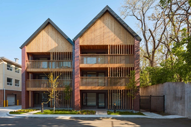 Conjunto Habitacional New Frontiers Aboriginal / LGA Architectural Partners - Fotografia de Exterior, Apartamentos, Fachada, Porta