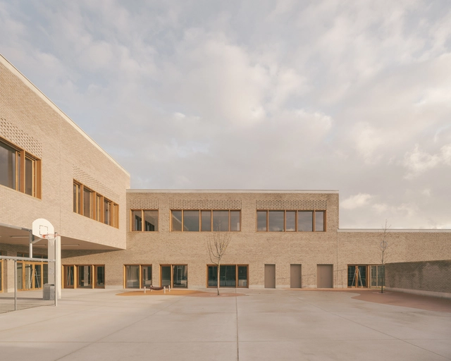 Grupo Escolar Claudie Haigneré / ValletdeMartinis Architectes - Fotografía exterior, Escuela Primaria, Puerta, Fachada