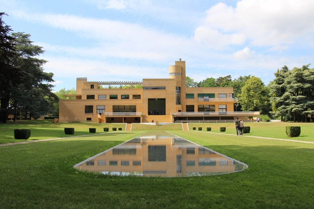 Villa Cravois: A Timeless Dialogue Between Modernism and Artistic Expression - Featured Image