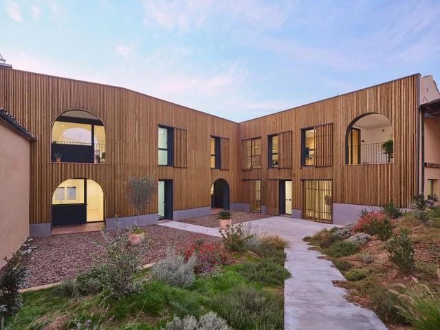 Cal Carrera / Sergi Pons studio - Fotografía exterior, Vivienda Colectiva, Fachada, Puerta