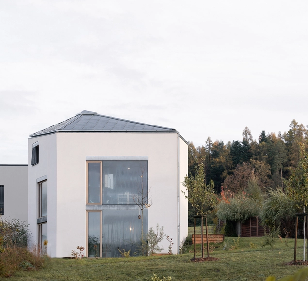 Casa com Sete Andares / Malý Chmel - Fotografia de Exterior, Casas, Porta, Fachada