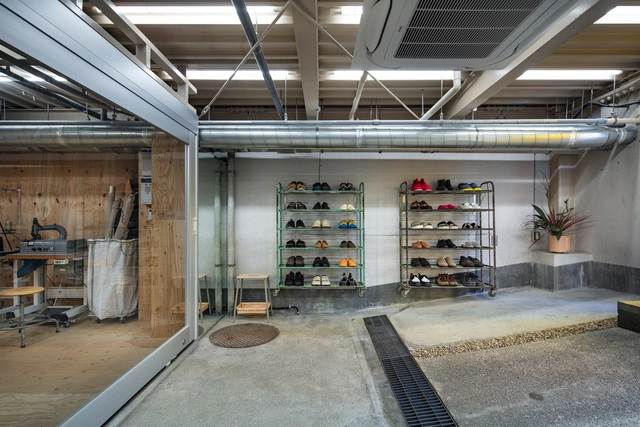 Circulation Retail and Repair Workshop / DDAA - Interior Photography, Store, Beam