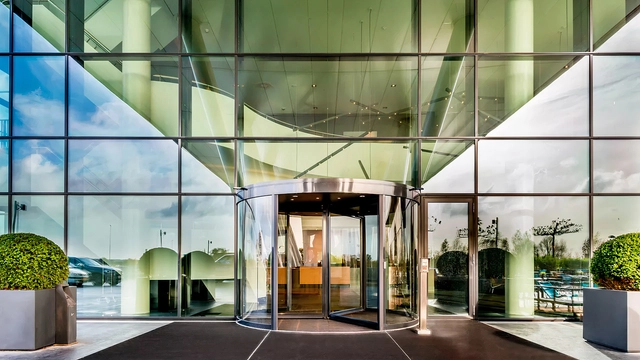Puertas giratorias en acción: combinando accesibilidad, eficiencia y elegancia - Imagen Principal