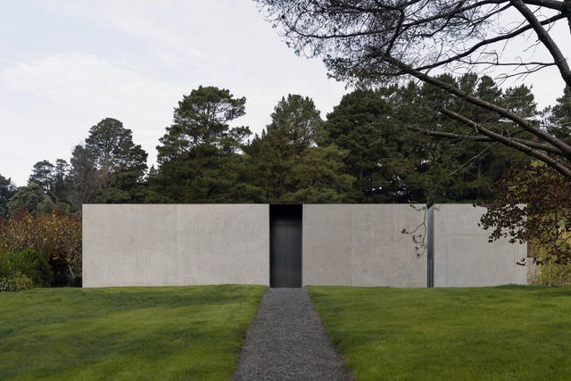 Grey House / Adam Kane Architects - Houses