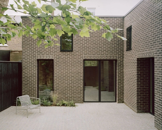 Tree Courtyard House / ao-ft - Exterior Photography, Houses, Door, Facade