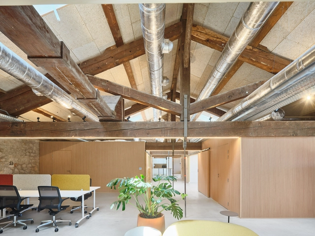 Coworking en Alenya / OMA Octavio Mestre Arquitectos - Fotografía interior, Edificio De Oficinas, Fijación Vigas, Sillas, Mesas