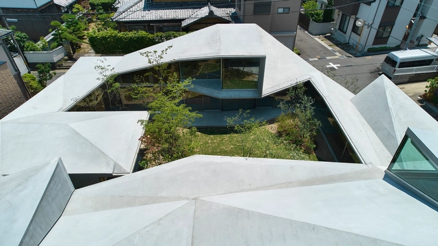 Patios Interiores: una estrategia efectiva para mejorar la calidad del espacio en 15 proyectos residenciales - Imagen Principal