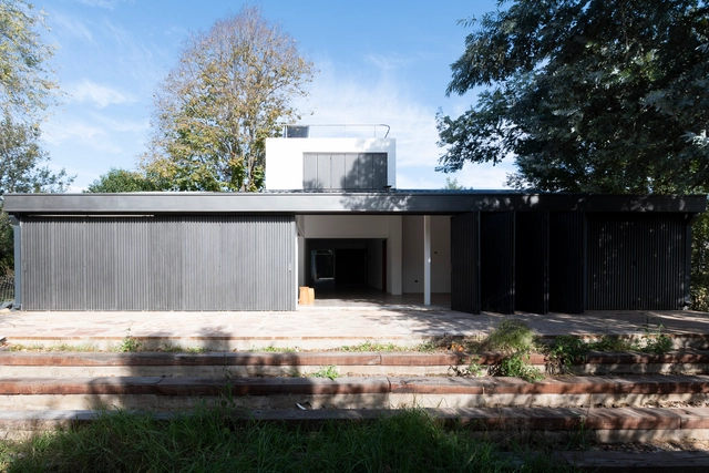 Casa entre muros / Esteras Perrote - Fotografía exterior, Casas, Jardín, Fachada, Puerta