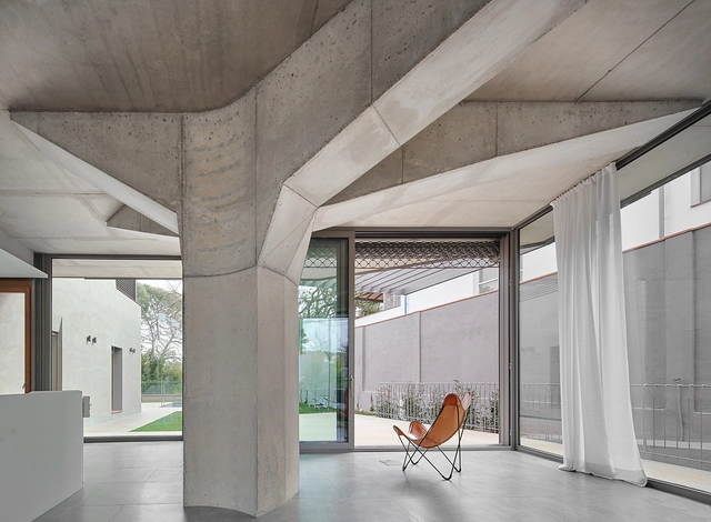 Casa entre árboles y casas / BAILORULL - Fotografía interior, Casas