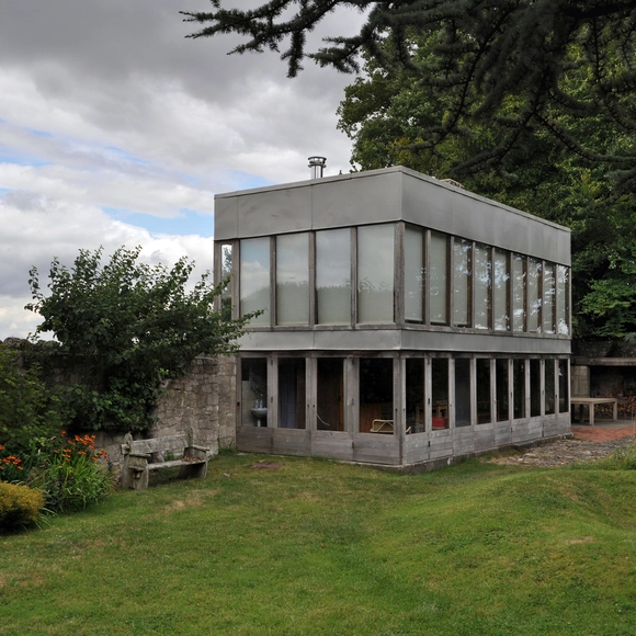 Upper Lawn: A Manifestation of Alison and Peter Smithson's Architectural Vision - Featured Image