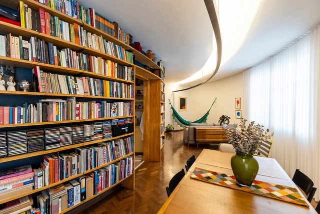 Apartamento Astúrias / MACh Arquitetos + Joana do Vale Dourado + Pedro Vieira - Fotografia de Interiores, Interiores De Apartamentos, Iluminação, Mesa, Cadeira