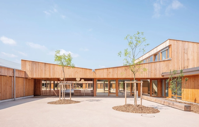 幼儿园与埃尔莎·特里奥莱中心 / richter architectes et associés - 大学