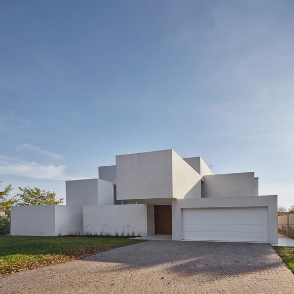 Casa en el acceso al pueblo / Miguel Ortego - Casas
