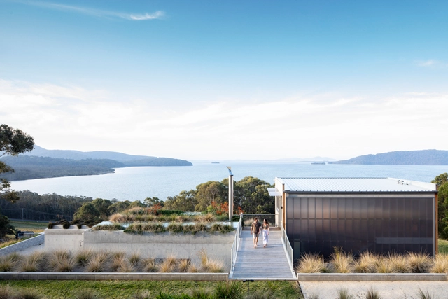 Architecture Reflected in Water: 20 Lakeside Homes - Featured Image