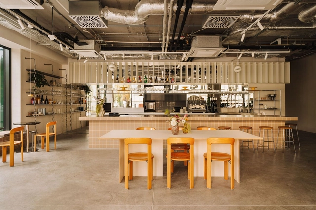 Café HELEN  / CUDO: - Fotografía interior, Interiores De Cafeterías, Mesas, Iluminación, Sillas, Encimera