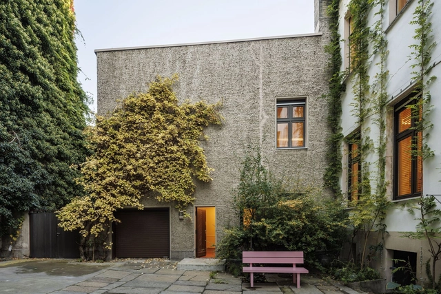 Renovación de una cochera y un jardín en Berlín-Mitte / J.MAYER H. - Fotografía exterior, Renovación, Patio interior, Puerta