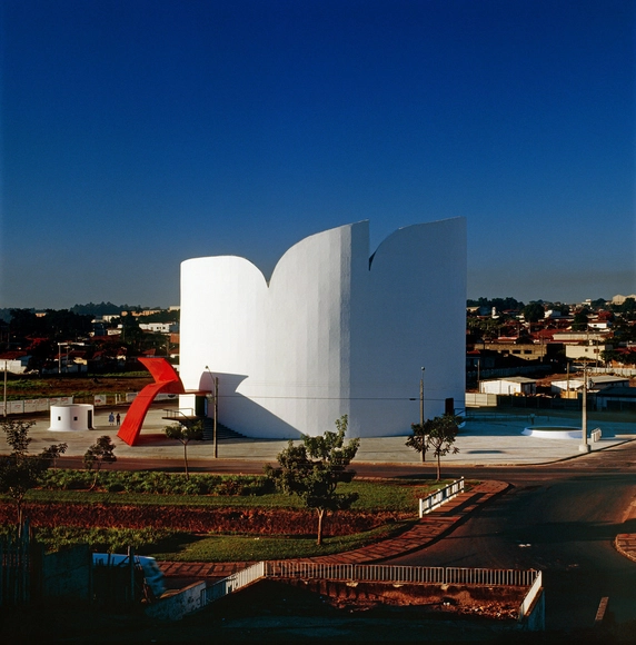 Tras el legado de Oscar Niemeyer: la historia detrás del Teatro Estatal de Araras en Brasil - Imagen Principal