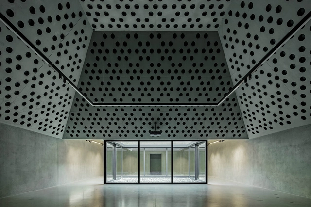 Beton Eisack Headquarters Renovation / Pedevilla Architects - Offices