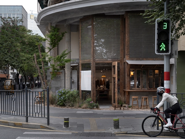 Esquina MSLAN / Devolution - Fotografía exterior, Tienda