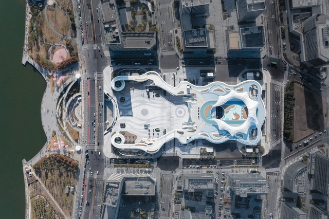 滴水湖地铁站枢纽改建工程 / 上海中房建筑设计 - 更新项目