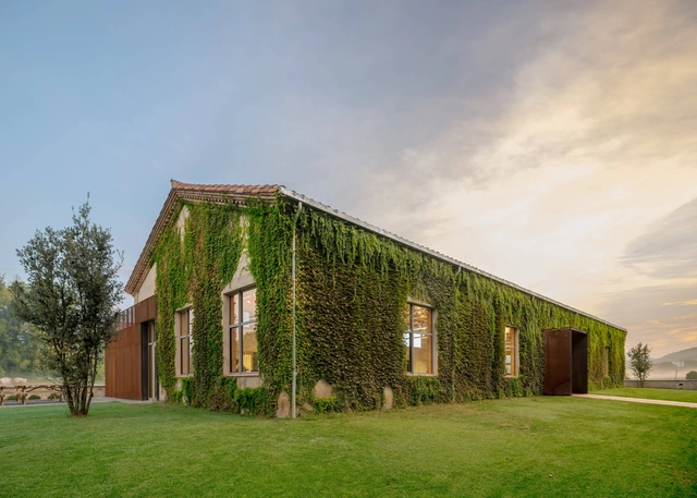 Una nave en La Moixina / Arnau estudi d'arquitectura - Edificio De Oficinas
