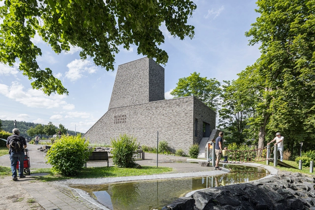 Pedras Água Luz / Christoph Hesse Architects - Centro De Visitantes