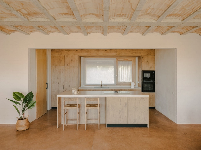Passive House Lliçà de Vall / Arquitectura Local - Fotografía interior, Casas, Cocina, Fijación Vigas, Encimera, Sillas