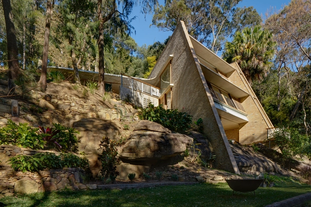 Sobre la pendiente ideal: 14 casas que aprovechan la colina como inspiración para su diseño - Imagen Principal