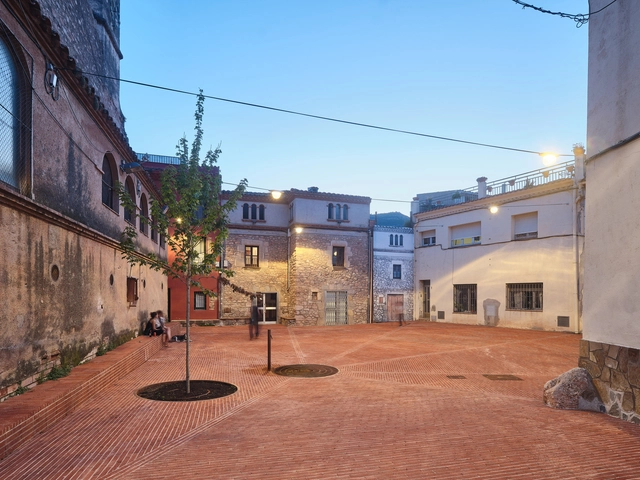 Plaza de Riells / Comas-Pont arquitectes - Fotografía exterior, Plaza, Patio interior