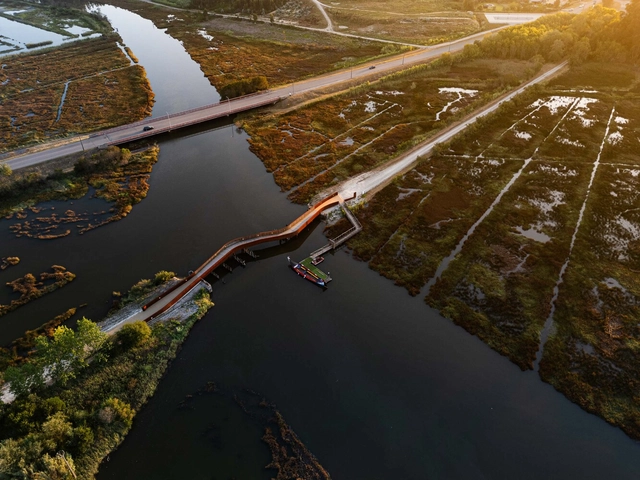 Travessia Ciclável e Pedonal Sobre a Ponte de Fareja / Rómulo Neto Arquitetos - Passarela