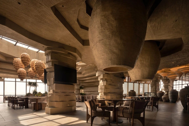 Café Mocha Pune / Loop Design Studio - Fotografía interior, Interiores De Restaurantes Y Bares, Pilares, Sillas