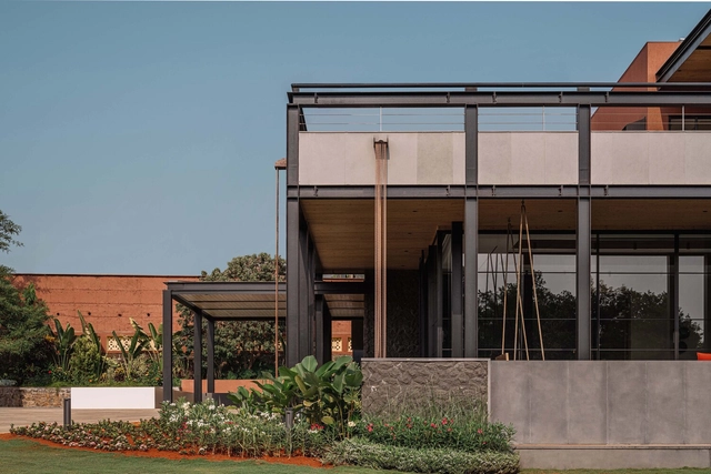 House of Material and Character / SHROFFLEóN - Houses