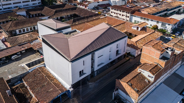 Edificio de la nueva sede Diócesis Sonsón Rionegro / AD Arquitectura + Diseño Urbano SAS - Fotografía exterior, Centro Comunitario, Balcón