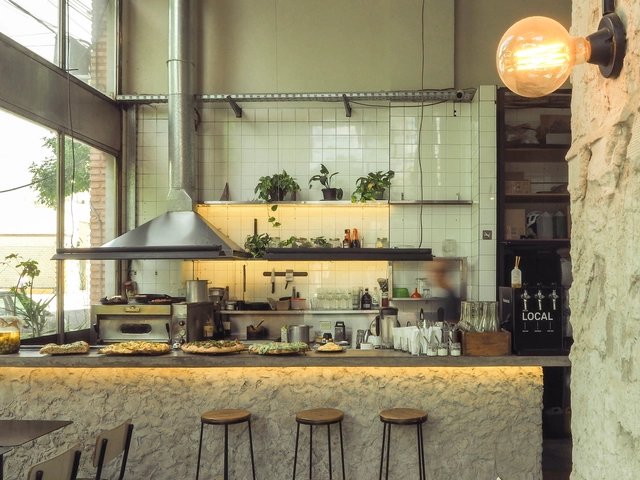 Atelier Fuerza  / Estudio PB. - Fotografía interior, Interiores De Restaurantes Y Bares, Cocina, Encimera, Iluminación, Sillas
