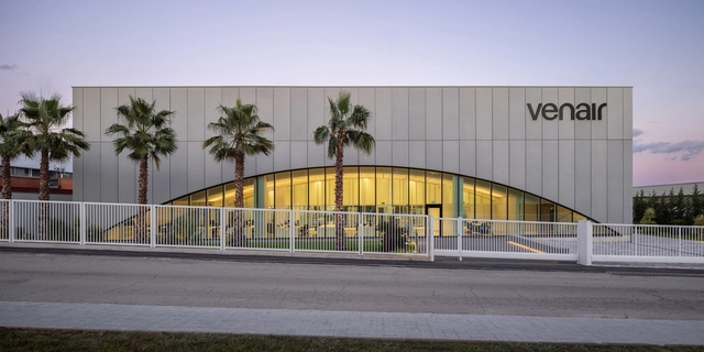 Edificio industrial y oficinas / Fransmas architects - Fotografía exterior, Edificio De Oficinas