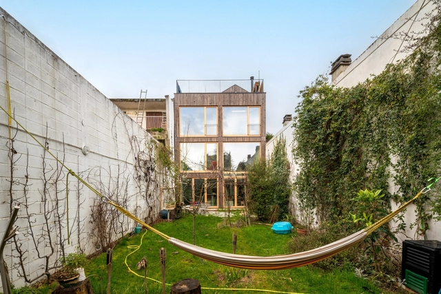Casa de madera y hormigón / mano  - Fotografía exterior, Casas, Patio interior, Balcón