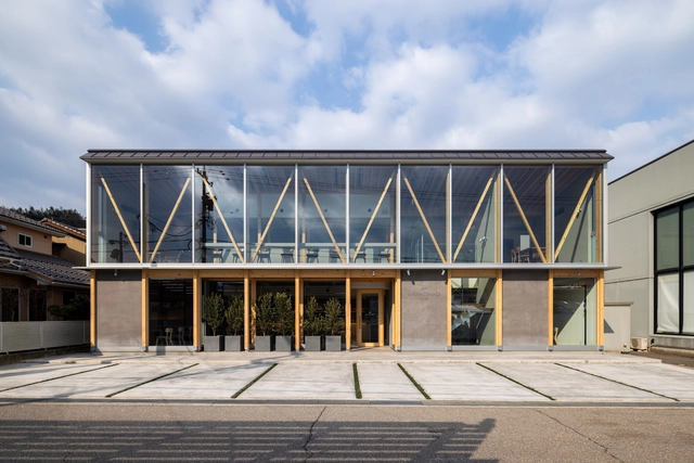 Café con un gran árbol en el centro del pueblo / Kazuto Nishi Architects + toitdesign - Fotografía exterior, Interiores De Cafeterías