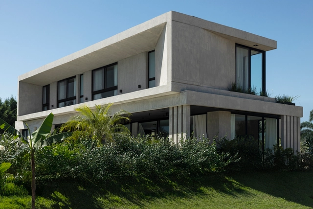 Casa YOYO / Levi + Furmanski - Fotografía exterior, Casas, Balcón, Pilares