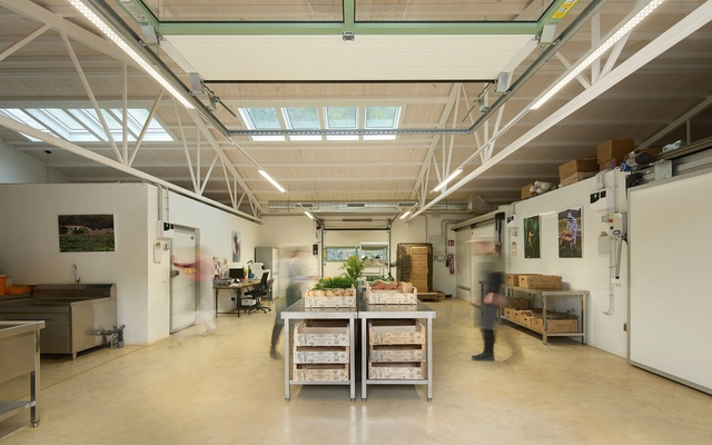 Casa de la Cosecha centro comunitario/ Frayn Studio - Fotografía interior, Mercado, Fijación Vigas, Iluminación, Sillas