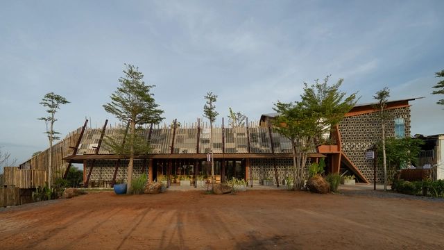 Dragonfly Refugio y Café / Country House. Architecture - Arquitectura De Uso Mixto