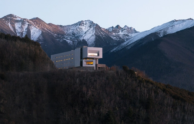 Poodom Deqin Meri Hotel / BUZZ/ Büro Ziyu Zhuang - Hotels