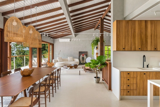 Casa Ubatuba / Andrea Murao Arquitetura e Interiores - Fotografía interior, Renovación, Fijación Vigas, Mesas, Sillas