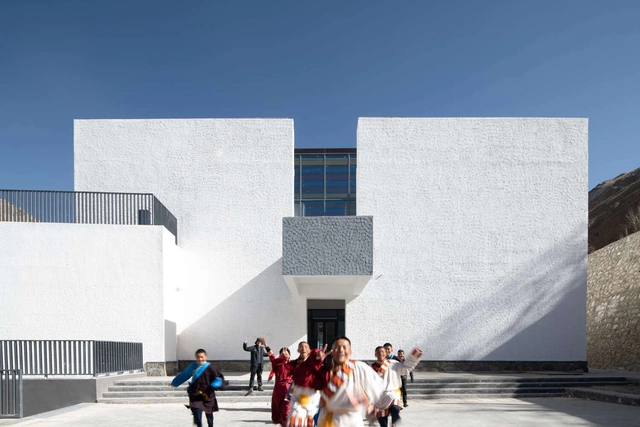 El Centro de Arte Multifuncional de la Escuela Secundaria del Condado de Lhozhag / Shenzhen Huahui Design - Centro Artes Visuales
