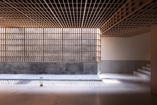 Sunlight Courtyard, Entrance Lobby of Aranya / SHISUO design office - Hotels Interiors