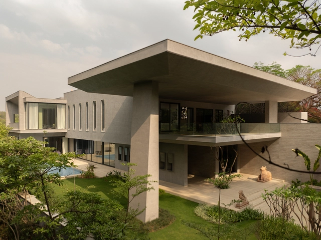 House Around The Oblique Column / RENESA Architecture Design Interiors Studio - Houses