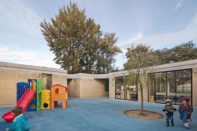 École Maternelle / Tatiana Bilbao Estudio - Fotografía exterior, Guardería, Patio interior